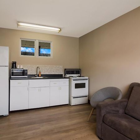 Canadas Best Value Inn & Suites 坎卢普斯 外观 照片