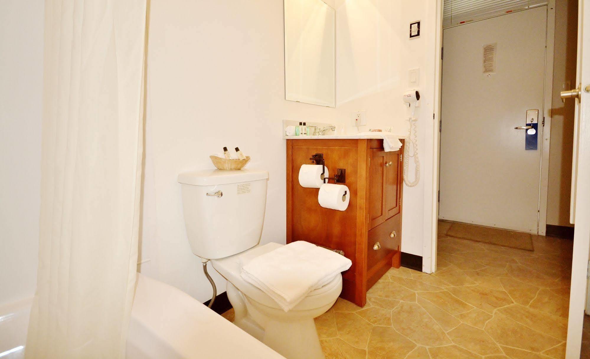 Canadas Best Value Inn & Suites 坎卢普斯 外观 照片